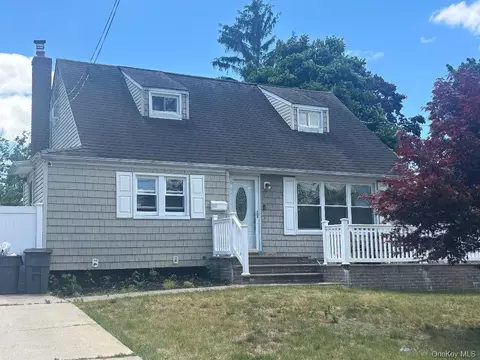 36 Hickory St, Central Islip, NY 11722