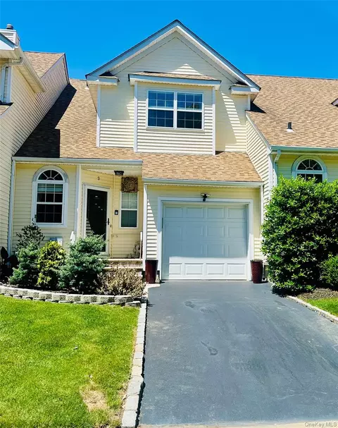 3 Blueberry Ct, Melville, NY 11747