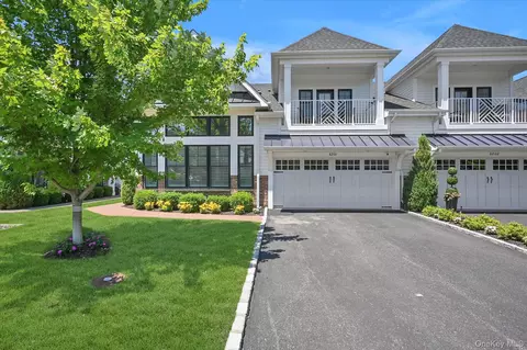 82101 Spruce Pond Cir, Plainview, NY 11803