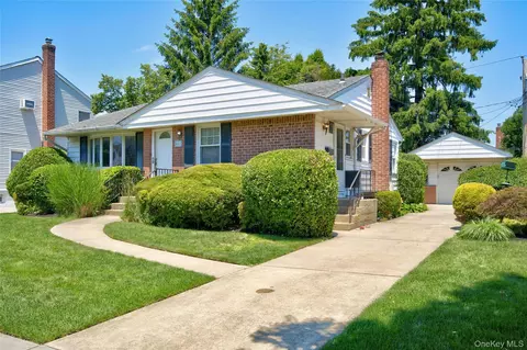 41 Elwood Ave, Hicksville, NY 11801