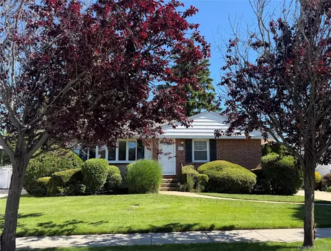 41 Elwood Ave, Hicksville, NY 11801