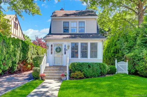 65 Roxbury Rd, Garden City, NY 11530