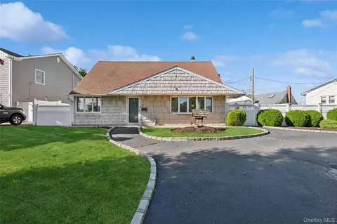 4 Dennis Ln, Bethpage, NY 11714