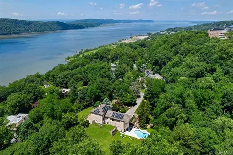 150 Pinecrest Dr, Greenburgh, NY 10706