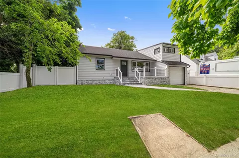 207 Wright St, North Hempstead, NY 11590