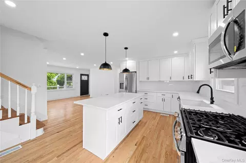 207 Wright St, North Hempstead, NY 11590