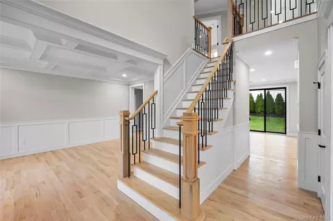 Entry Way - 21 Devon Rd, Bethpage, NY 11714 photo 3 of 5