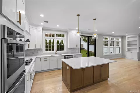 Entry Way - 21 Devon Rd, Bethpage, NY 11714 photo 2 of 5