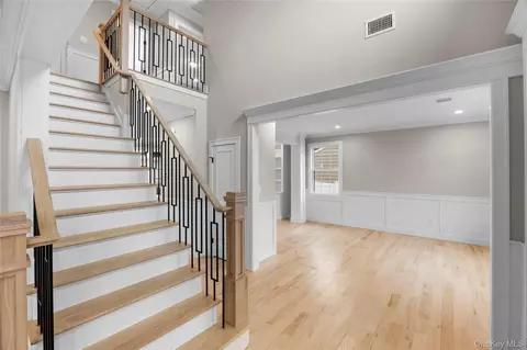 Entry Way - 21 Devon Rd, Bethpage, NY 11714 photo 1 of 5