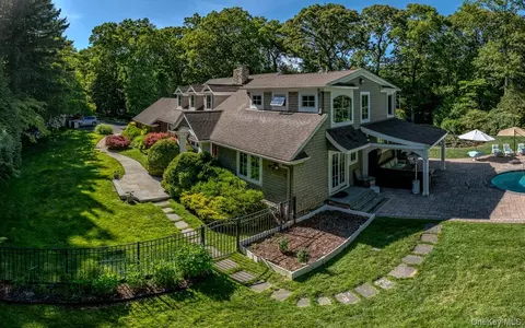 55 Wynn Ct, Syosset, NY 11791