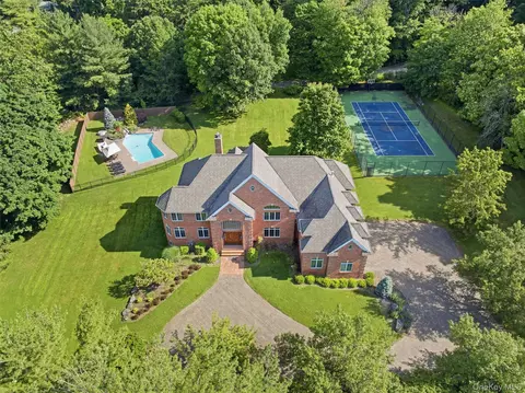 637 S Mountain Rd, Clarkstown, NY 10956