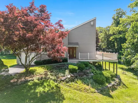 13 Riverview Cir, Poughkeepsie, NY 12601