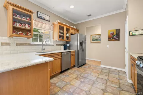 Kitchen - 2803 Pebble Beach Path, Riverhead, NY 11901 photo 1 of 2