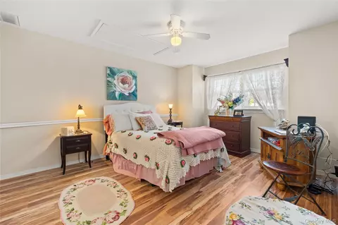 Bedroom - 2803 Pebble Beach Path, Riverhead, NY 11901 photo 3 of 4