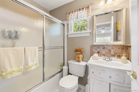 Bath - 2803 Pebble Beach Path, Riverhead, NY 11901 photo 3 of 3