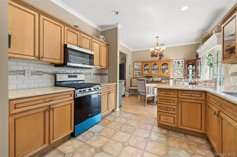 Kitchen - 2803 Pebble Beach Path, Riverhead, NY 11901 photo 2 of 2