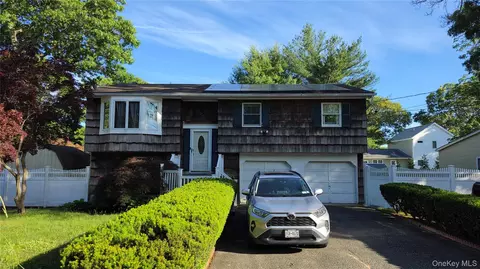6 Smith Ct, Mastic, NY 11950