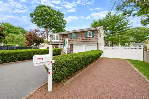 6 Smith Ct, Mastic, NY 11950
