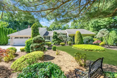 6 Averly Pl, Smithtown, NY 11787