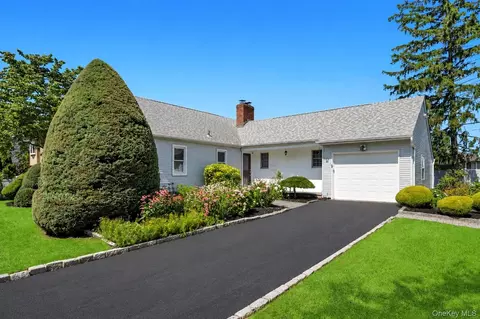 7 Albers Ln, Farmingdale, NY 11735