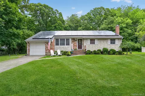 257 Bow Dr, Hauppauge, NY 11788