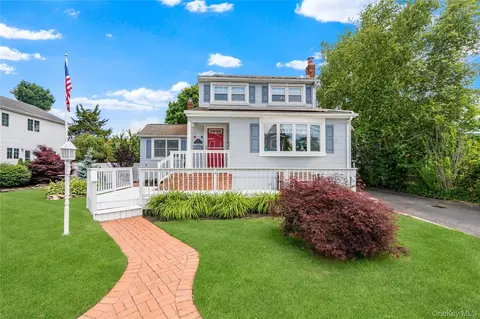 19 Westbridge Dr, Babylon, NY 11702