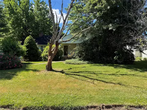 208 Overlook Ter, North Hempstead, NY 11577