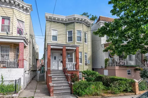 2422 St Raymonds Ave, New York, NY 10461