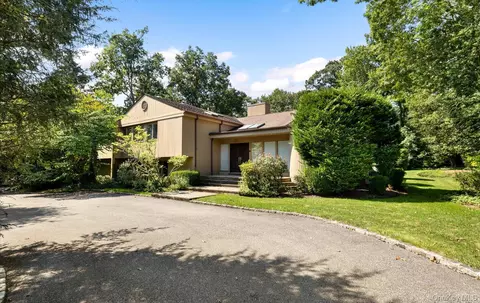 8 Kodiak Dr, Woodbury, NY 11797