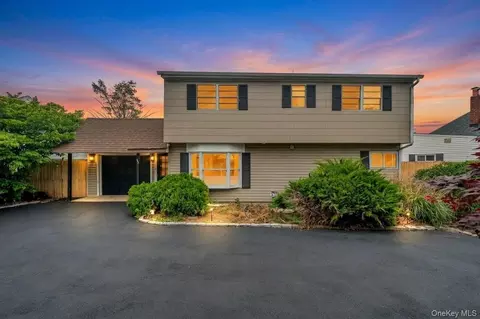 82 Scooter Ln, Hicksville, NY 11801