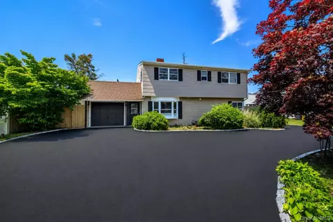 82 Scooter Ln, Hicksville, NY 11801