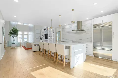 56 1st St #L4, Pelham, NY 10803