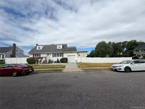 101 Sagamore St, Freeport, NY 11520
