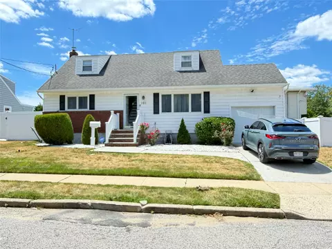 101 Sagamore St, Freeport, NY 11520