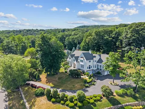 4 Katavolos Dr, Tomkins Cove, NY 10986