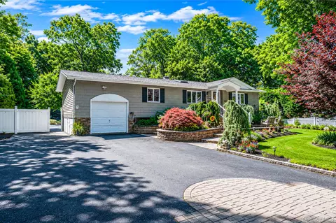 4 Cabin Ln, Setauket, NY 11733