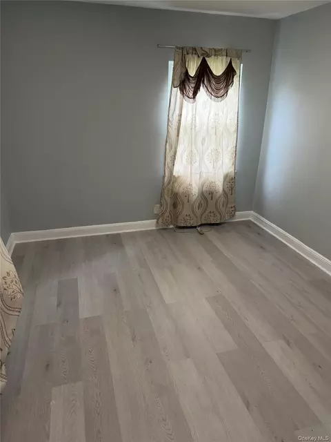 18316 64th Ave, New York, NY 11365