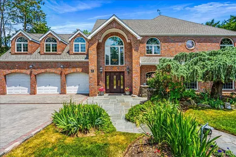 86 Dorchester Dr, North Hempstead, NY 11030