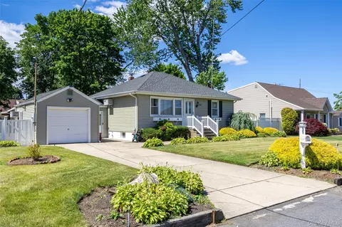 95 Laurel Rd, Lindenhurst, NY 11757