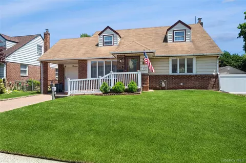 14 Cary Rd, North Hempstead, NY 11040