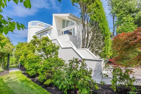 32 Contessa Ct, Port Jefferson, NY 11777