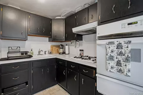 Kitchen - 37 Beck Ave, Rye, NY 10580 photo 2 of 4