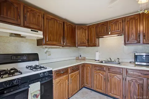 Kitchen - 37 Beck Ave, Rye, NY 10580 photo 3 of 4