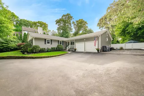 30 Ferndale Ave, Miller Place, NY 11764