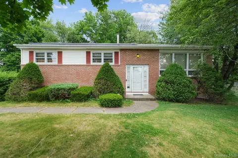11 Ona Ln, New Windsor, NY 12553