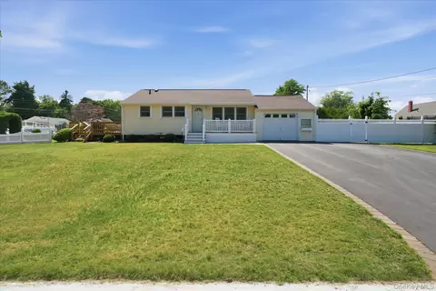 154 8th Ave, Kings Park, NY 11754