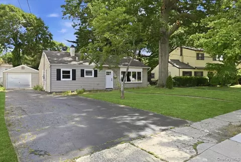 7 Surrey Rd, Massapequa, NY 11758