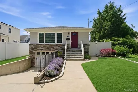 10 S Merrick Rd, Massapequa, NY 11758