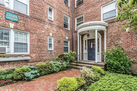 8 Welwyn Rd #2F, North Hempstead, NY 11021