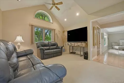 2 Crabtree Ln, North Hempstead, NY 11576